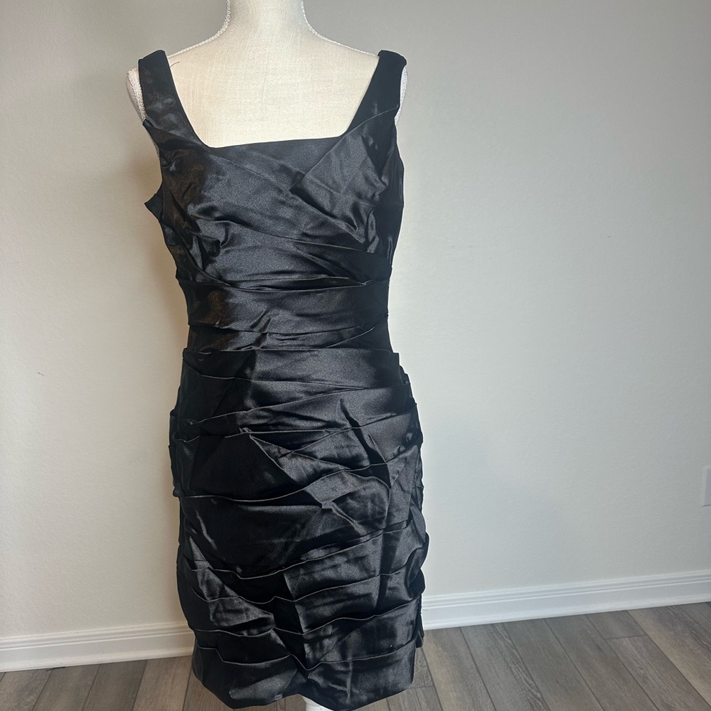 Black cocktails dress
Whit house black market brand